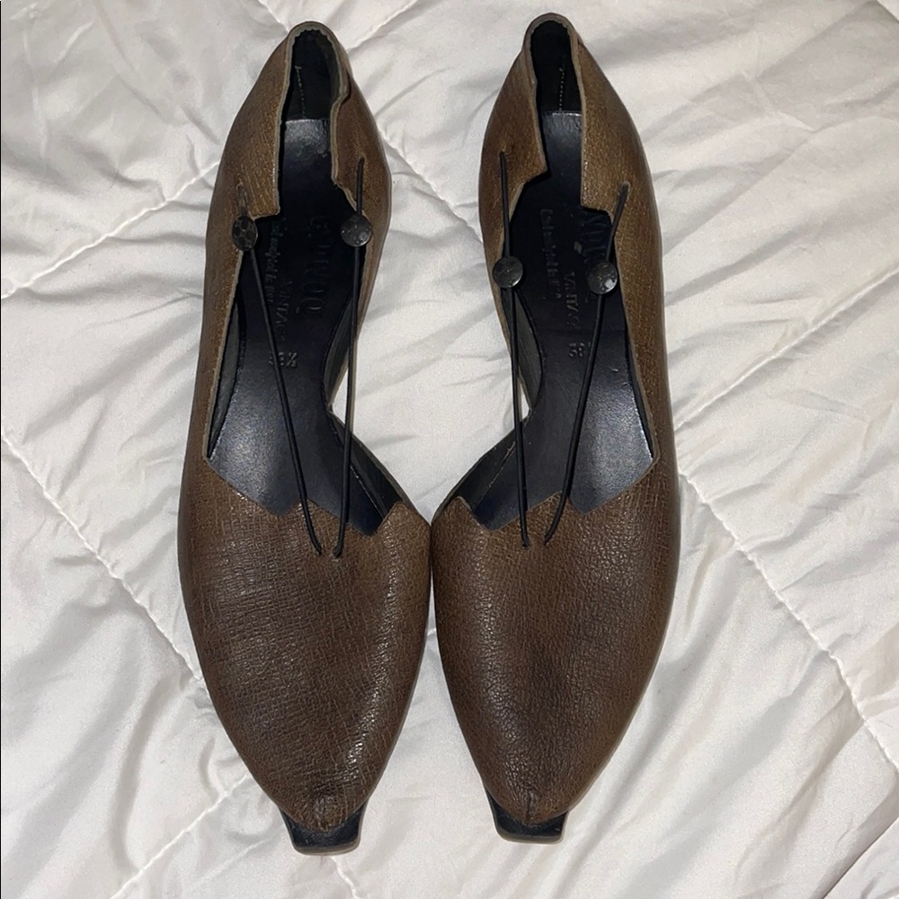 CYDWOQ 38 1/2 unique brown leather pointed flat.